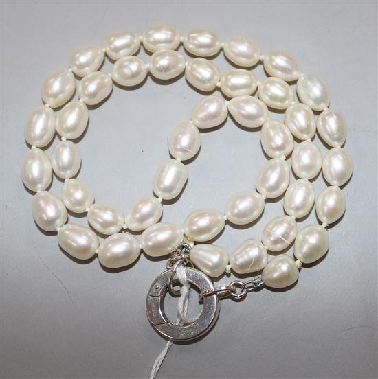 A single strand cultured pearl necklace with sterling silver clasp, 56cm
